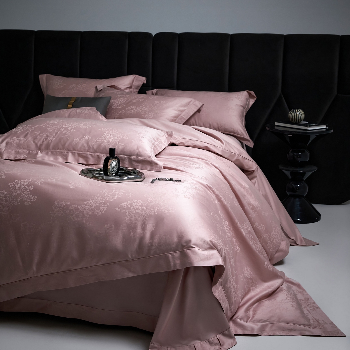 91家纺网 家纺一手货源 找家纺 榻尚家居 2026新款埋绳提花系列全棉纯棉贡缎提花四件套 花香风呤-浅豆沙