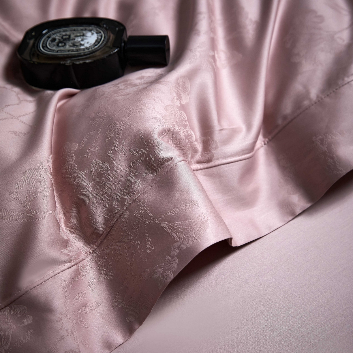 91家纺网 家纺一手货源 找家纺 榻尚家居 2026新款埋绳提花系列全棉纯棉贡缎提花四件套 花香风呤-浅豆沙