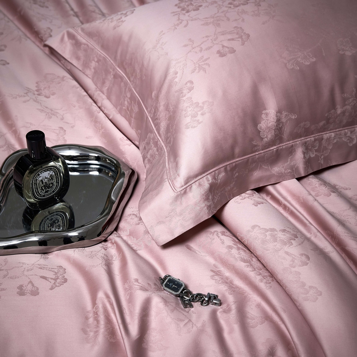 91家纺网 家纺一手货源 找家纺 榻尚家居 2026新款埋绳提花系列全棉纯棉贡缎提花四件套 花香风呤-浅豆沙