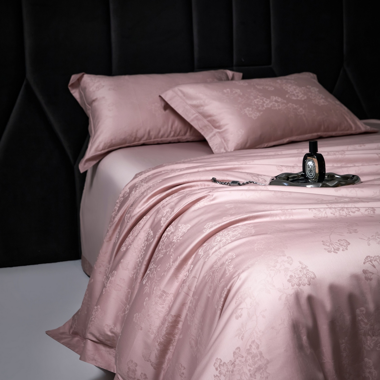 91家纺网 家纺一手货源 找家纺 榻尚家居 2026新款埋绳提花系列全棉纯棉贡缎提花四件套 花香风呤-浅豆沙