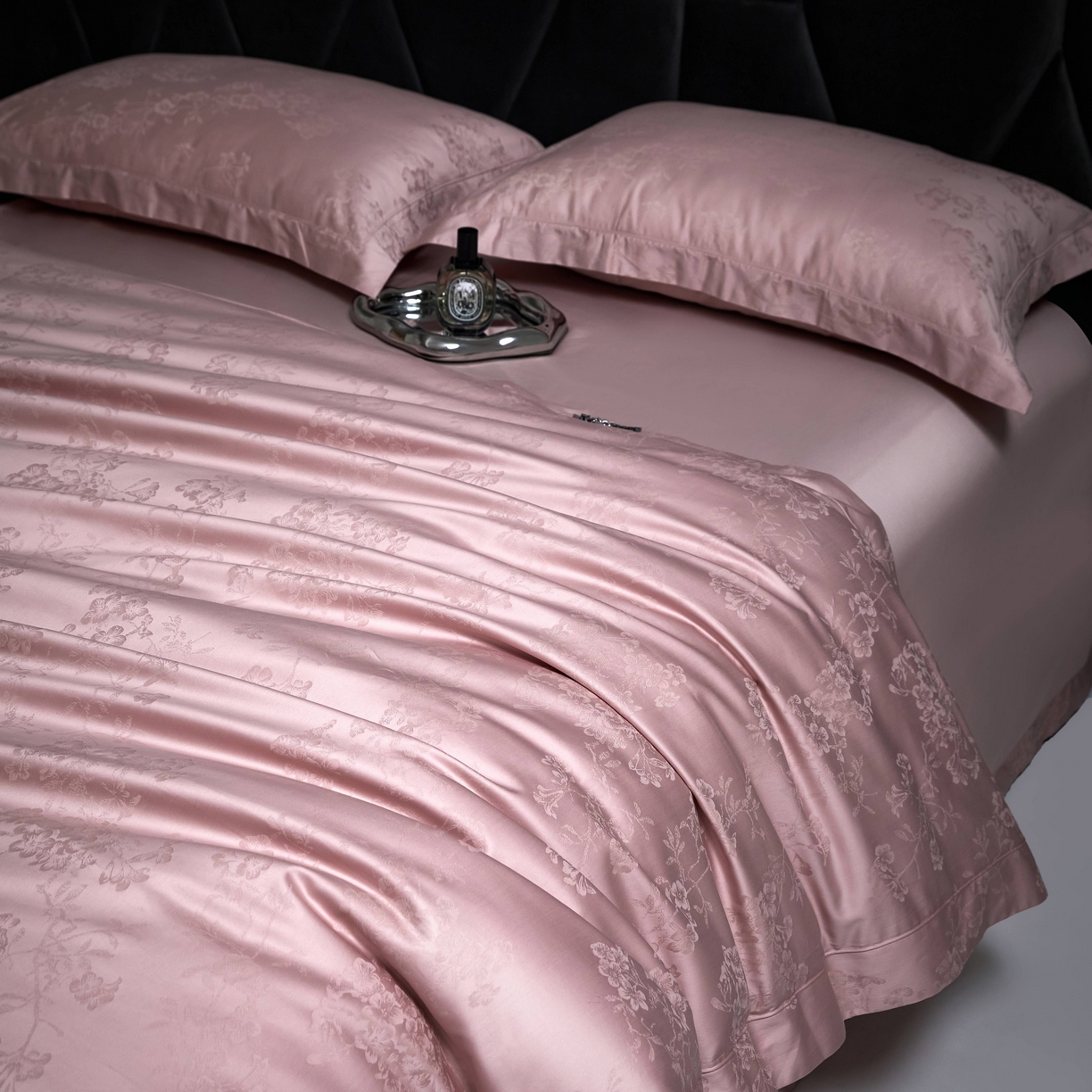 91家纺网 家纺一手货源 找家纺 榻尚家居 2026新款埋绳提花系列全棉纯棉贡缎提花四件套 花香风呤-浅豆沙