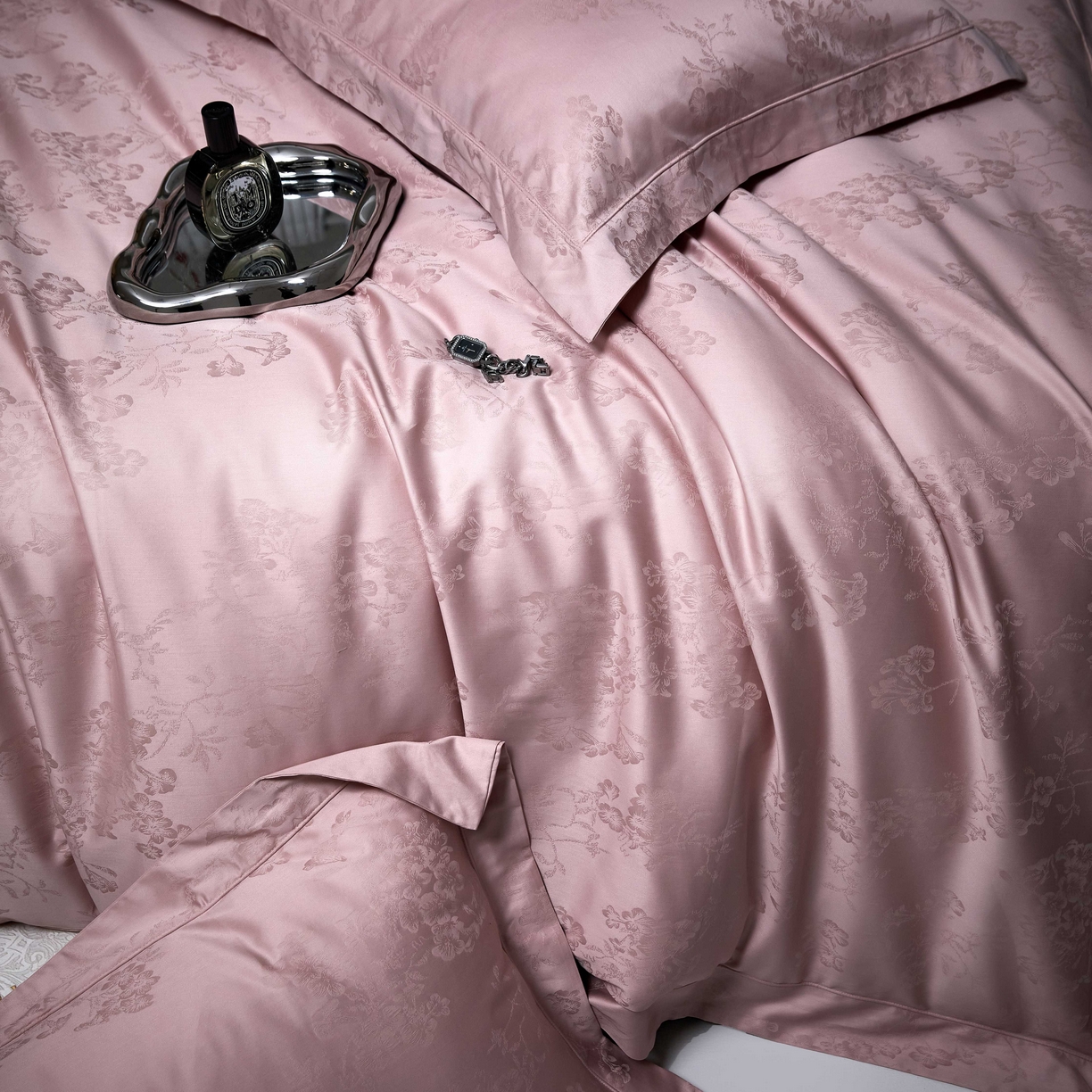 91家纺网 家纺一手货源 找家纺 榻尚家居 2026新款埋绳提花系列全棉纯棉贡缎提花四件套 花香风呤-浅豆沙