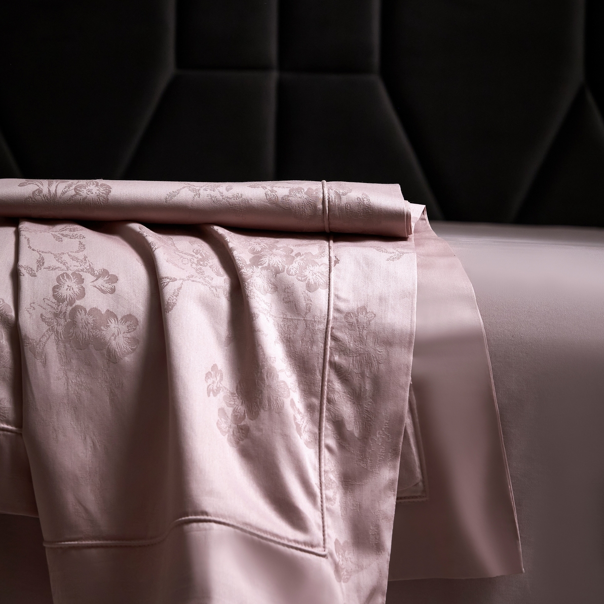 91家纺网 家纺一手货源 找家纺 榻尚家居 2026新款埋绳提花系列全棉纯棉贡缎提花四件套 花香风呤-浅豆沙