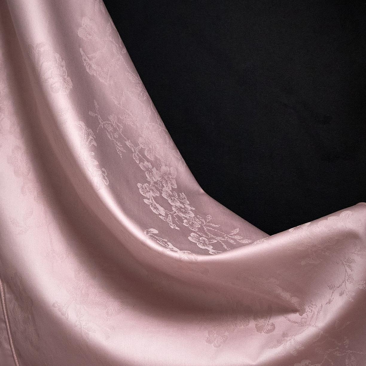 91家纺网 家纺一手货源 找家纺 榻尚家居 2026新款埋绳提花系列全棉纯棉贡缎提花四件套 花香风呤-浅豆沙