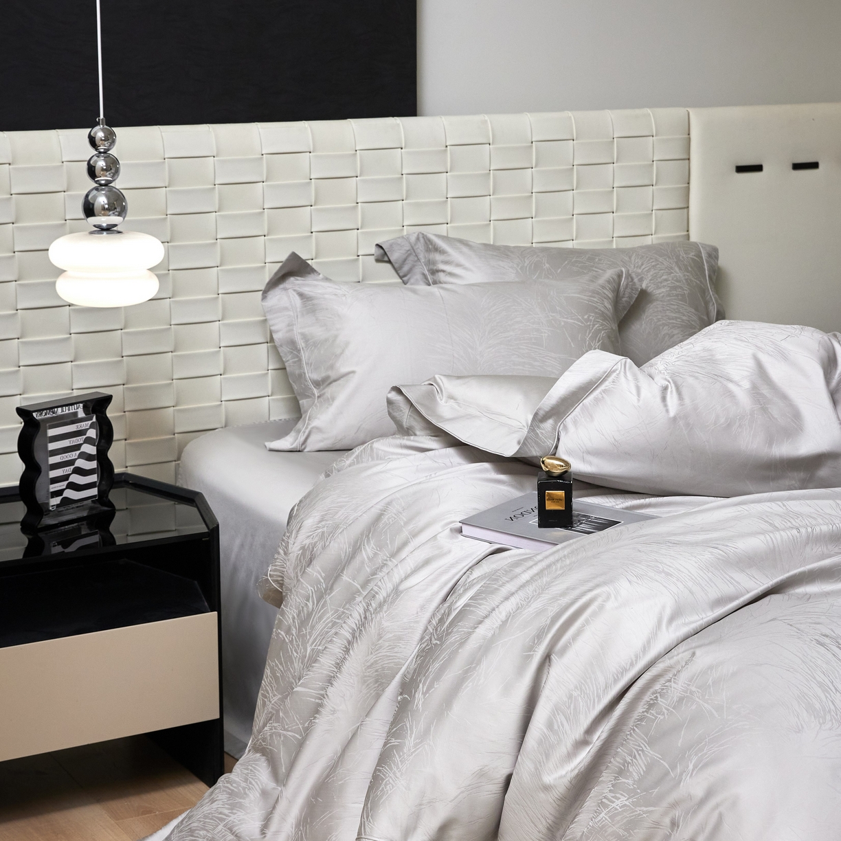 91家纺网 家纺一手货源 找家纺 榻尚家居 2026新款埋绳提花系列全棉纯棉贡缎提花四件套 流金时光（时尚灰）