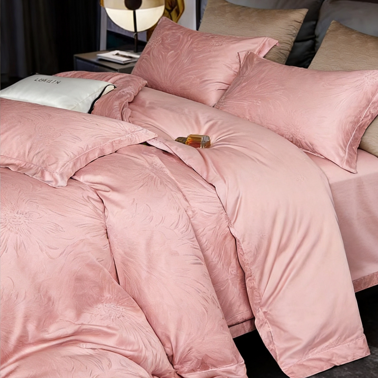 91家纺网 家纺一手货源 找家纺 榻尚家居 2026新款埋绳提花系列全棉纯棉贡缎提花四件套 罗卡芙 豆沙