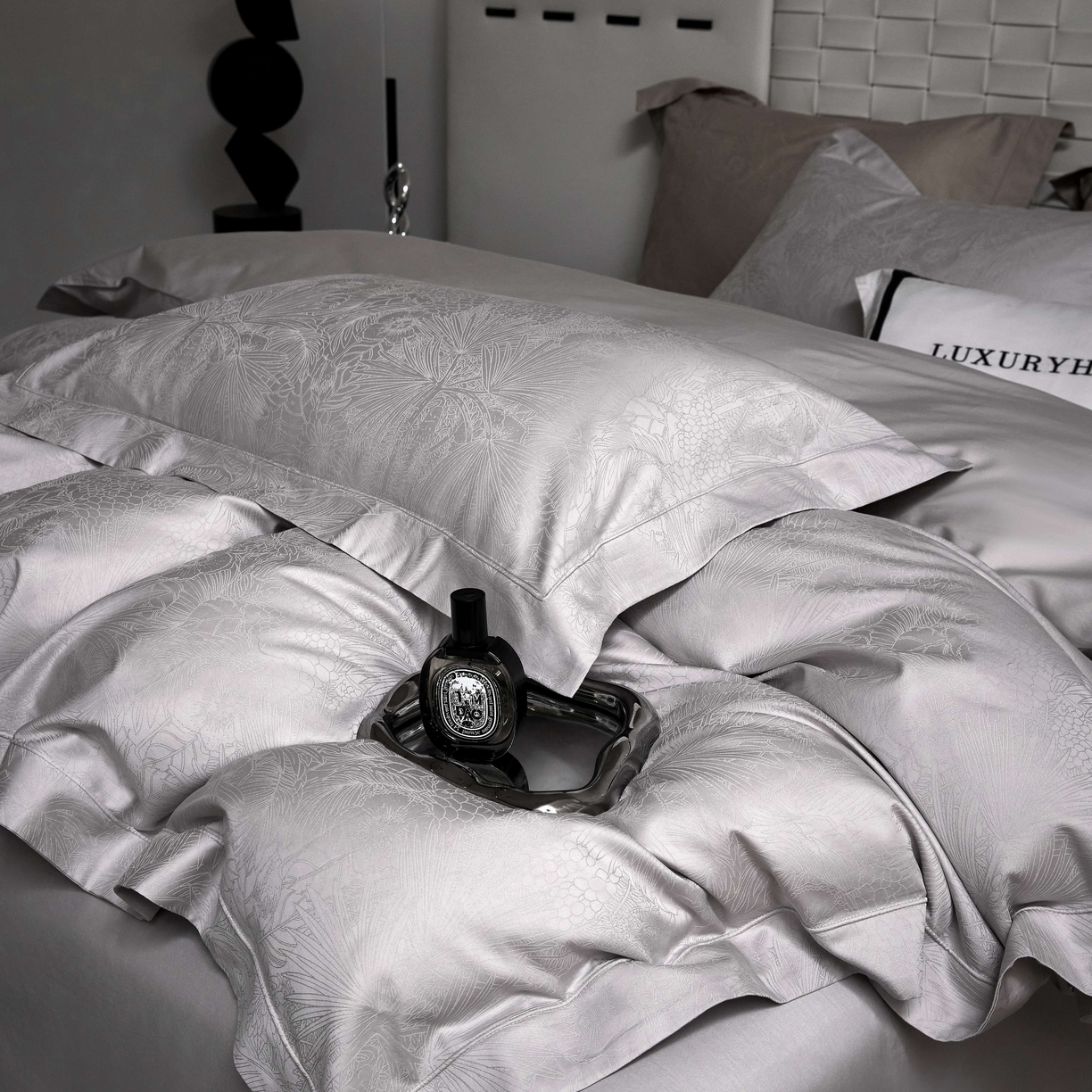 91家纺网 家纺一手货源 找家纺 榻尚家居 2026新款埋绳提花系列全棉纯棉贡缎提花四件套 洛奇-高级灰