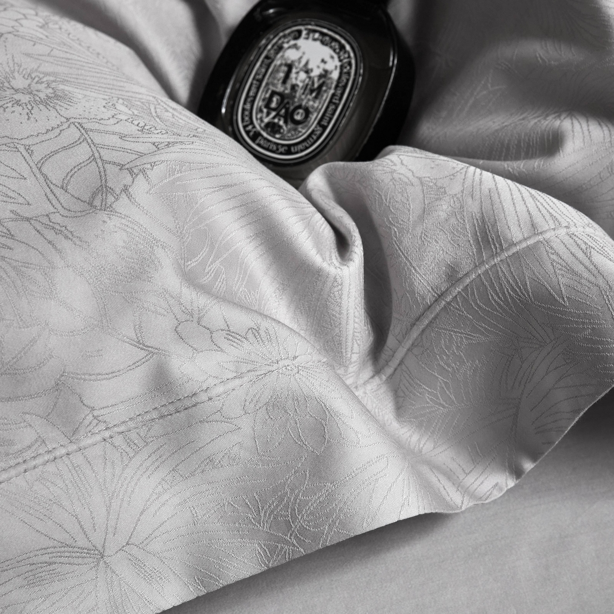 91家纺网 家纺一手货源 找家纺 榻尚家居 2026新款埋绳提花系列全棉纯棉贡缎提花四件套 洛奇-高级灰