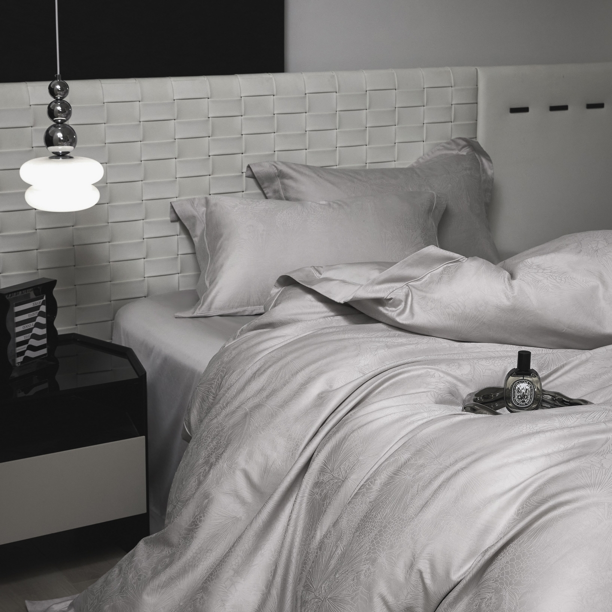 91家纺网 家纺一手货源 找家纺 榻尚家居 2026新款埋绳提花系列全棉纯棉贡缎提花四件套 洛奇-高级灰