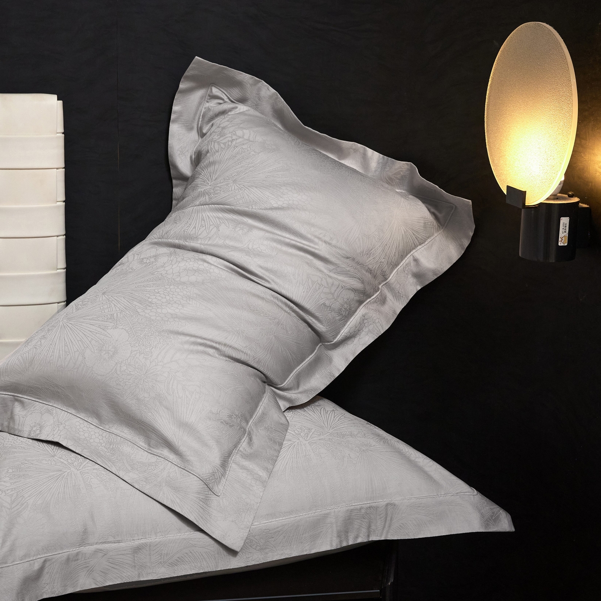 91家纺网 家纺一手货源 找家纺 榻尚家居 2026新款埋绳提花系列全棉纯棉贡缎提花四件套 洛奇-高级灰