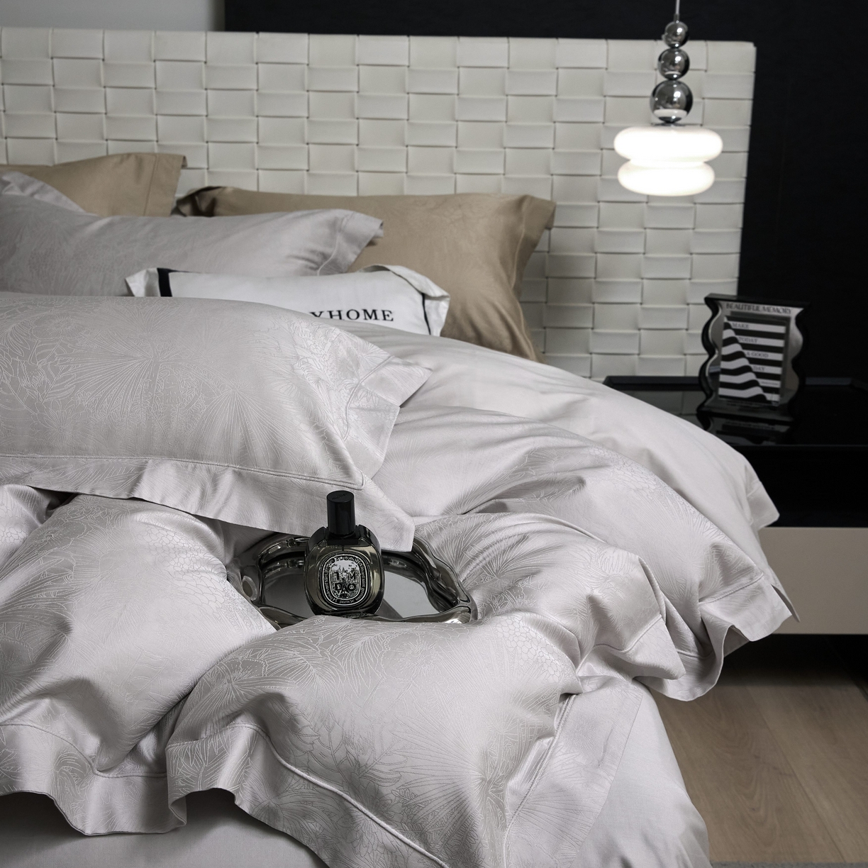 91家纺网 家纺一手货源 找家纺 榻尚家居 2026新款埋绳提花系列全棉纯棉贡缎提花四件套 洛奇-高级灰