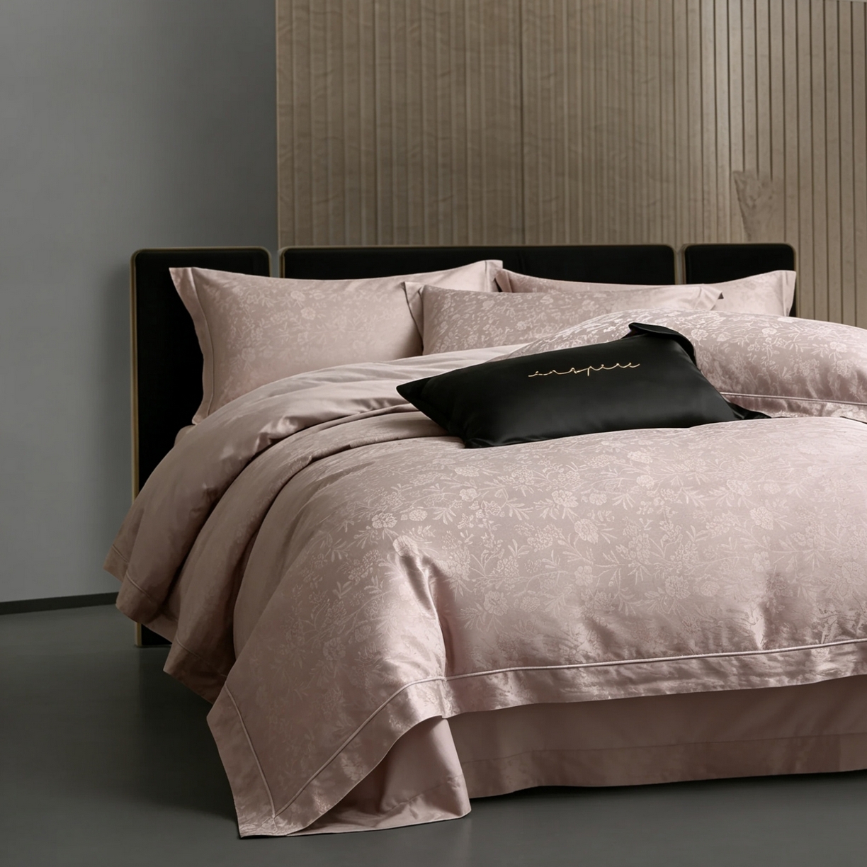 91家纺网 家纺一手货源 找家纺 榻尚家居 2026新款埋绳提花系列全棉纯棉贡缎提花四件套 漫舞花丛 尔雅灰