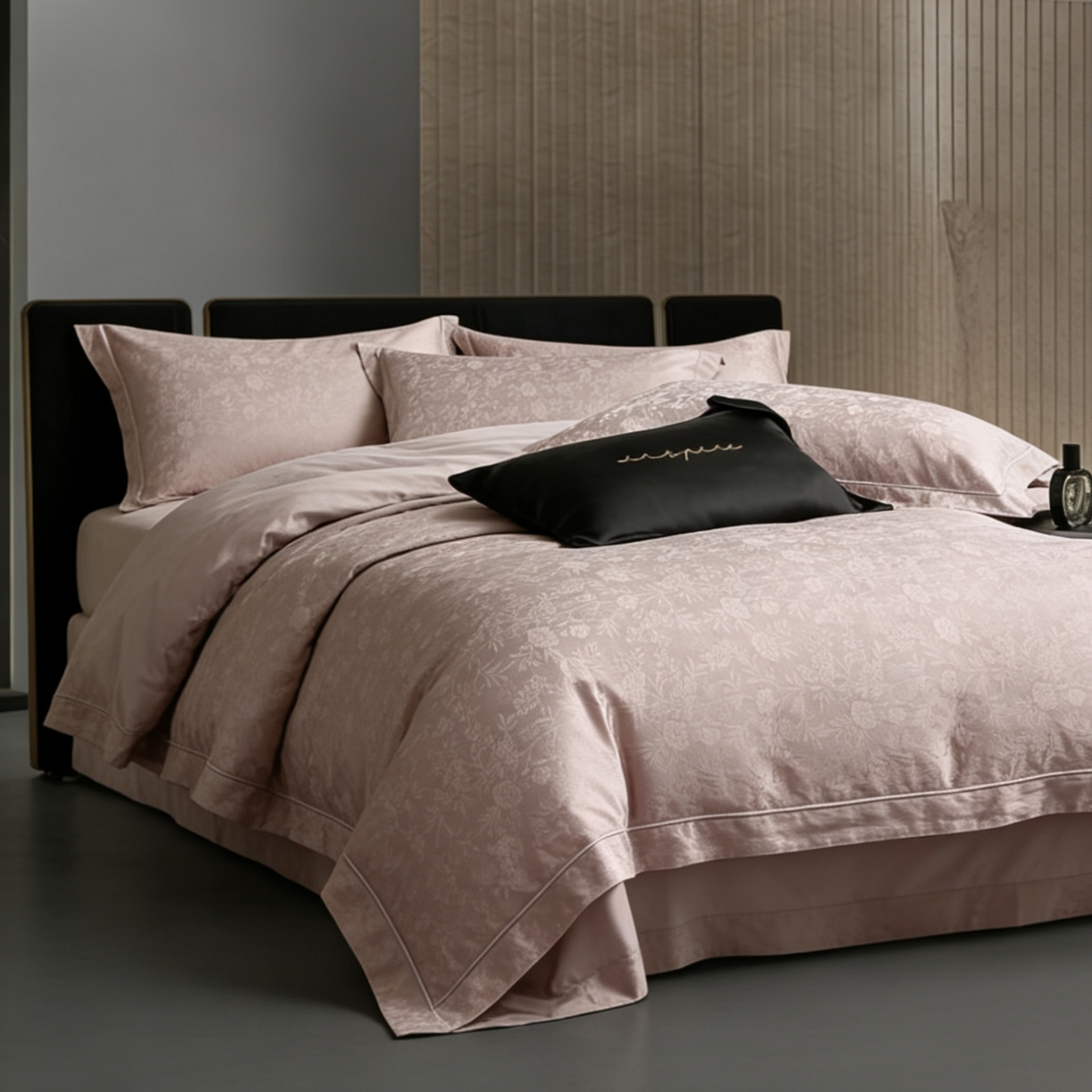 91家纺网 家纺一手货源 找家纺 榻尚家居 2026新款埋绳提花系列全棉纯棉贡缎提花四件套 漫舞花丛 尔雅灰