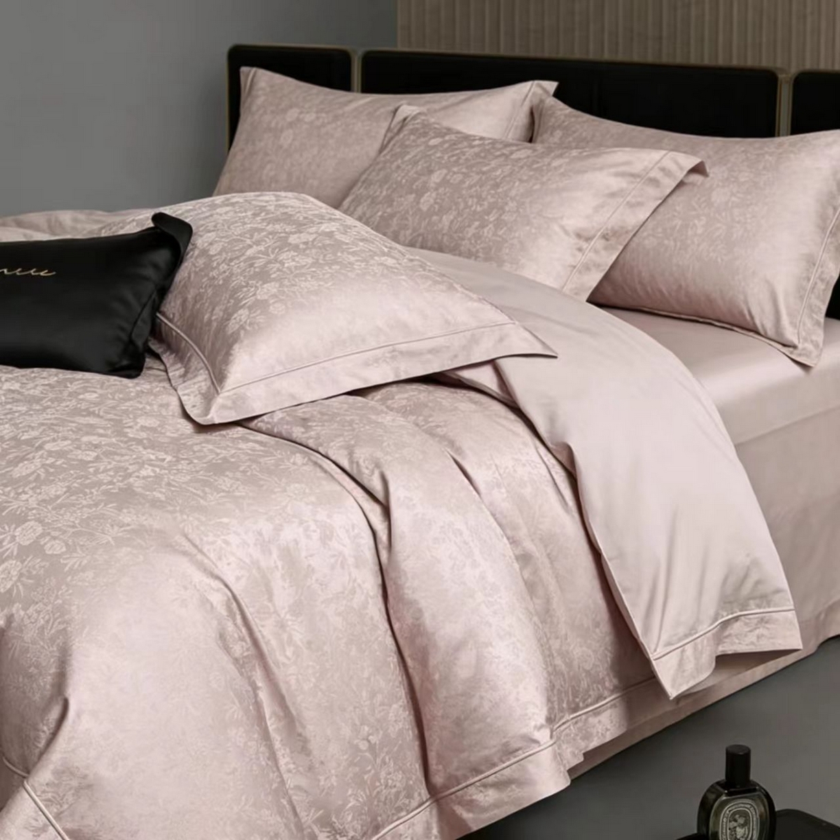 91家纺网 家纺一手货源 找家纺 榻尚家居 2026新款埋绳提花系列全棉纯棉贡缎提花四件套 漫舞花丛 尔雅灰