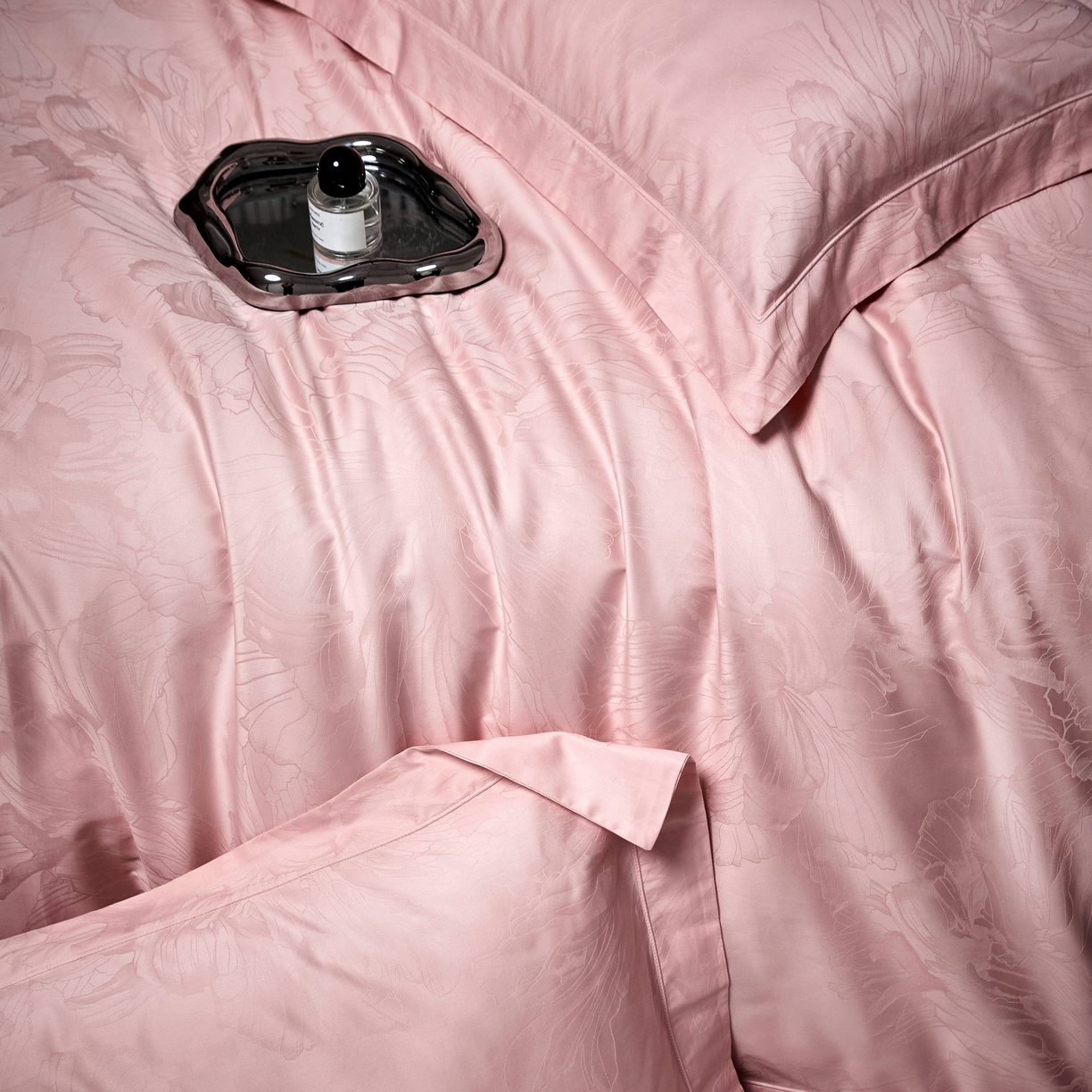 91家纺网 家纺一手货源 找家纺 榻尚家居 2026新款埋绳提花系列全棉纯棉贡缎提花四件套 欧若拉-粉玉