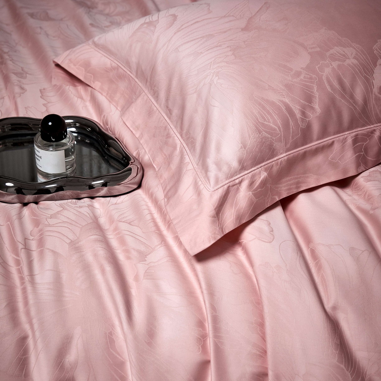 91家纺网 家纺一手货源 找家纺 榻尚家居 2026新款埋绳提花系列全棉纯棉贡缎提花四件套 欧若拉-粉玉