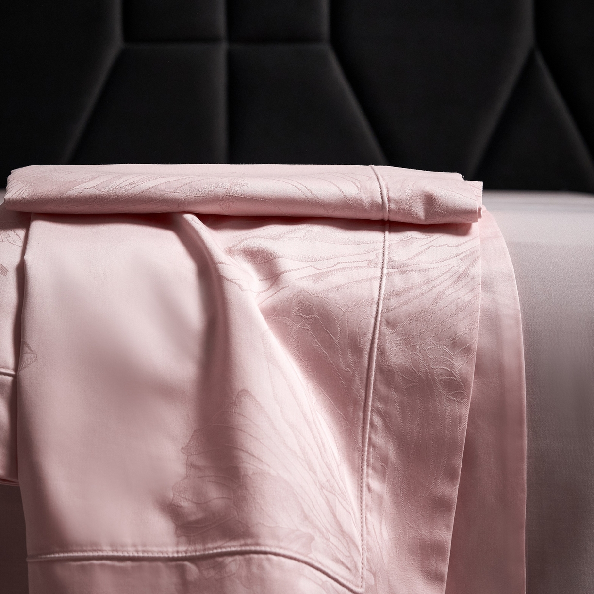 91家纺网 家纺一手货源 找家纺 榻尚家居 2026新款埋绳提花系列全棉纯棉贡缎提花四件套 欧若拉-粉玉