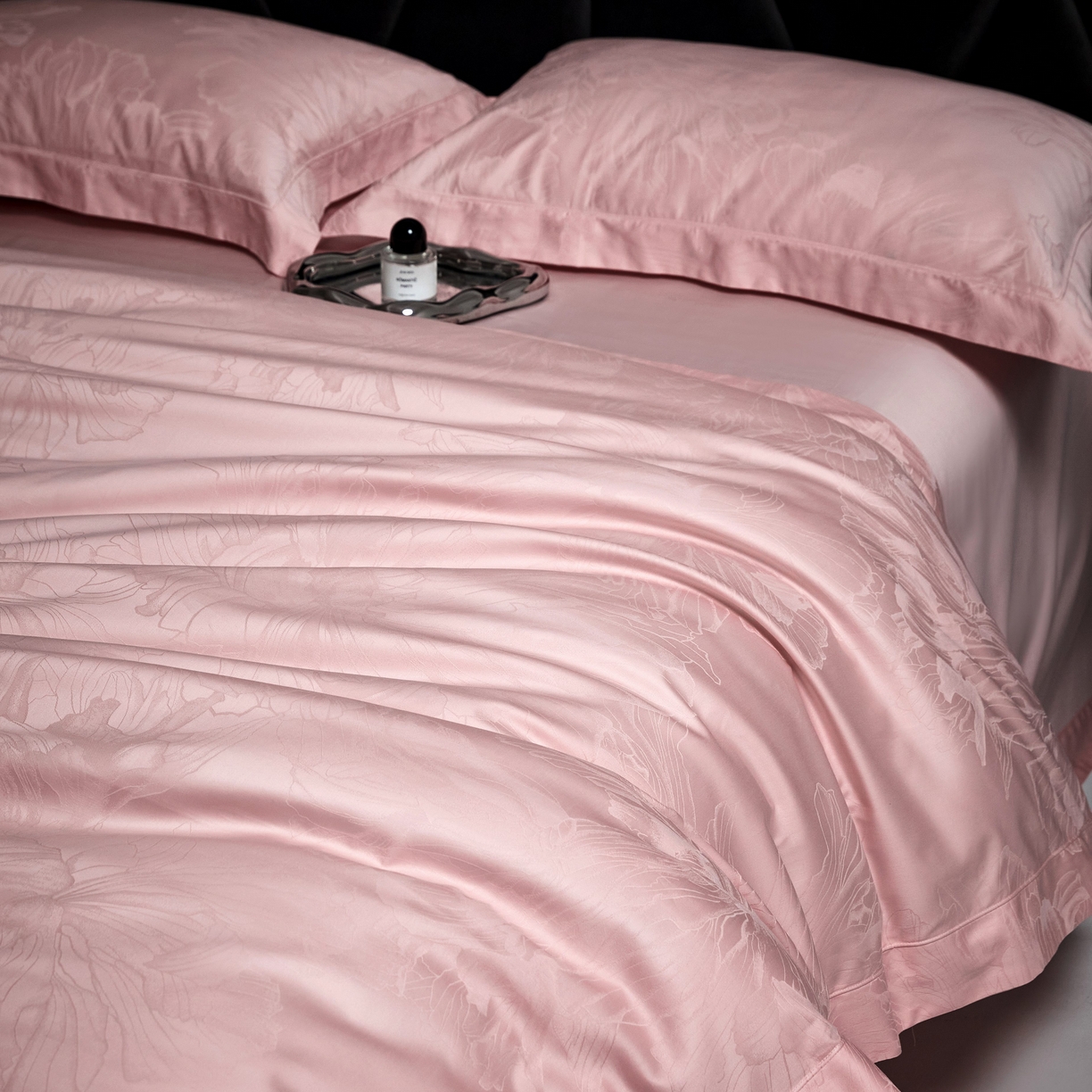 91家纺网 家纺一手货源 找家纺 榻尚家居 2026新款埋绳提花系列全棉纯棉贡缎提花四件套 欧若拉-粉玉