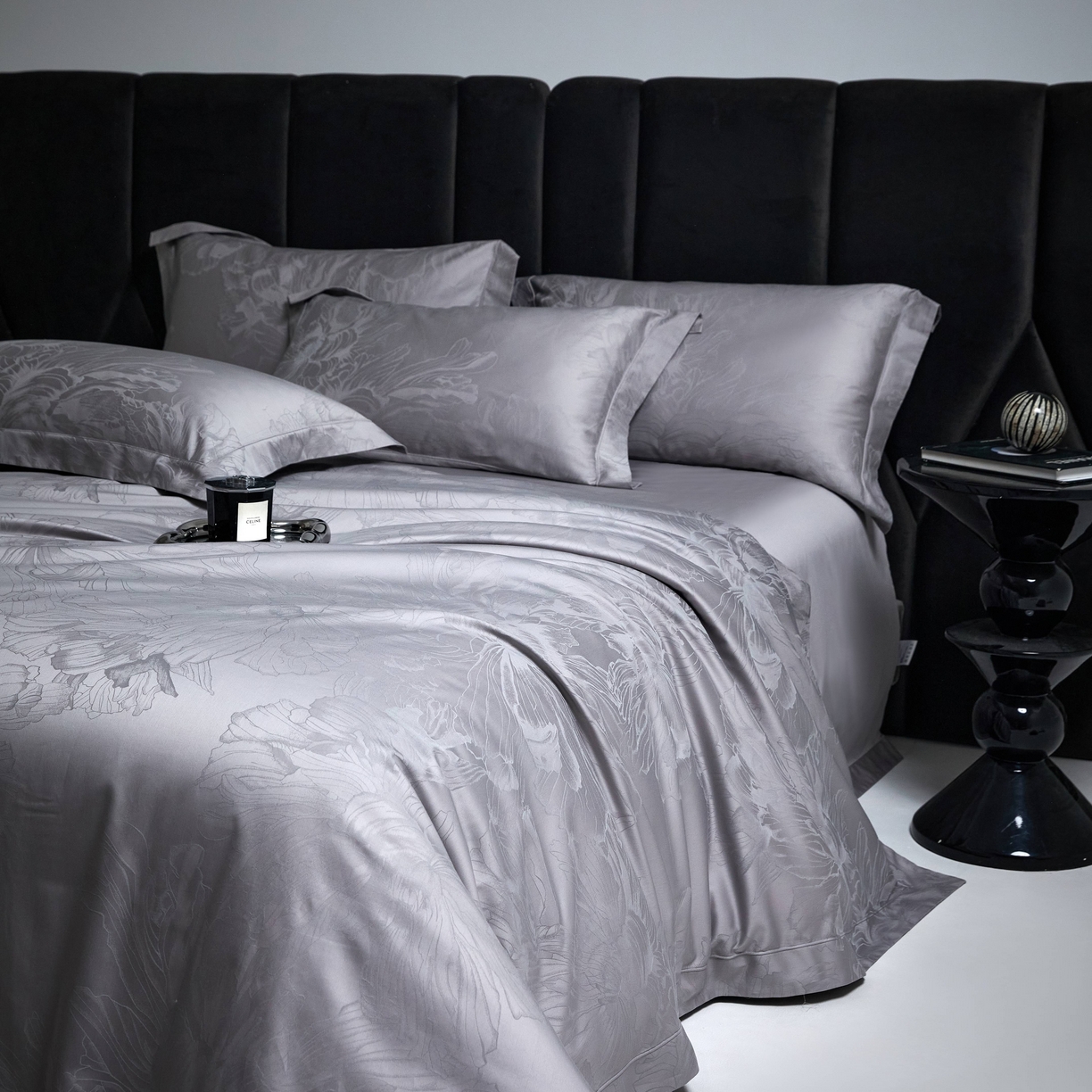 91家纺网 家纺一手货源 找家纺 榻尚家居 2026新款埋绳提花系列全棉纯棉贡缎提花四件套 欧若拉-高级灰