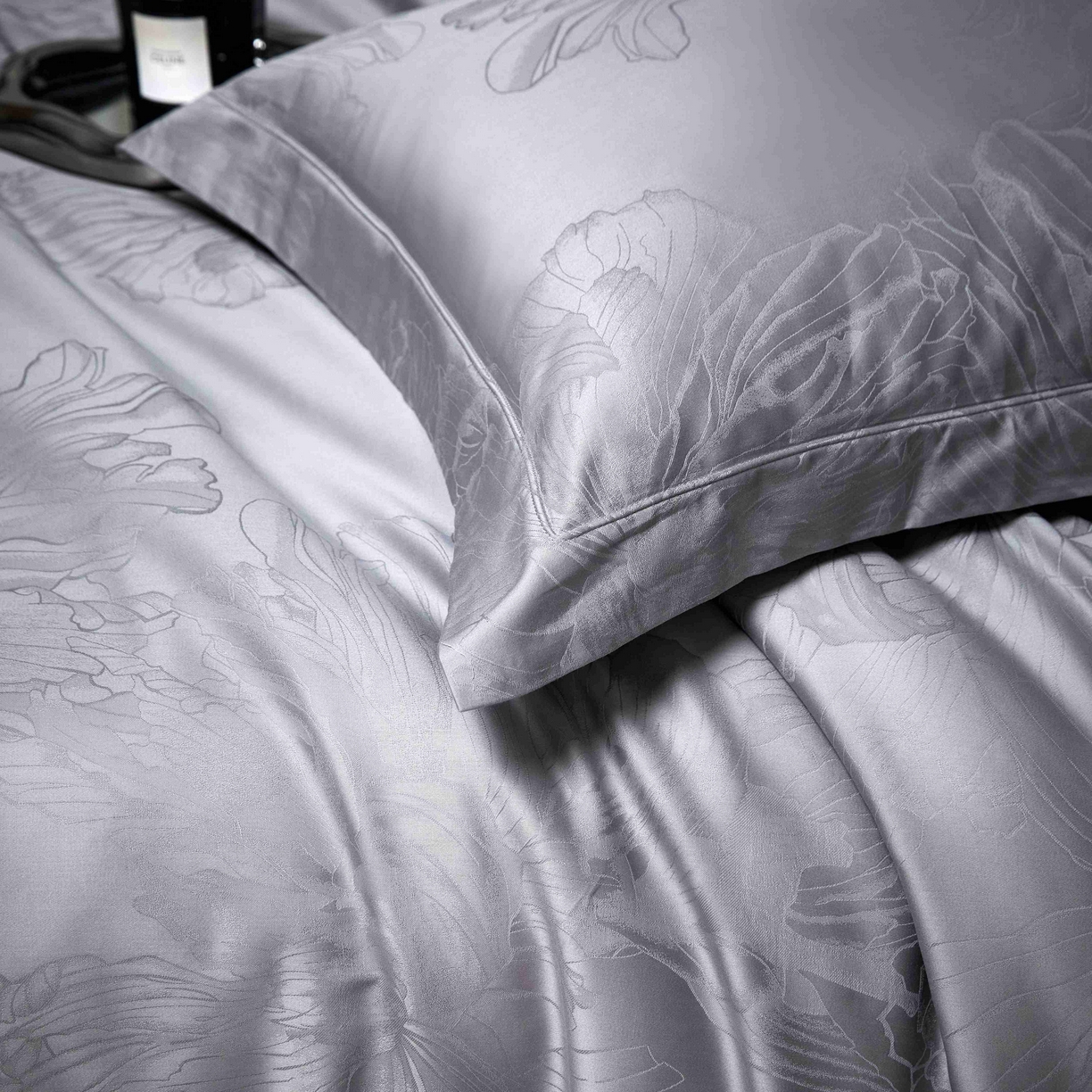 91家纺网 家纺一手货源 找家纺 榻尚家居 2026新款埋绳提花系列全棉纯棉贡缎提花四件套 欧若拉-高级灰