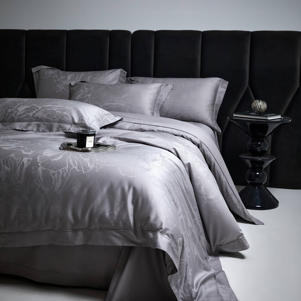 91家纺网 家纺一手货源 找家纺 榻尚家居 2026新款埋绳提花系列全棉纯棉贡缎提花四件套 欧若拉-高级灰