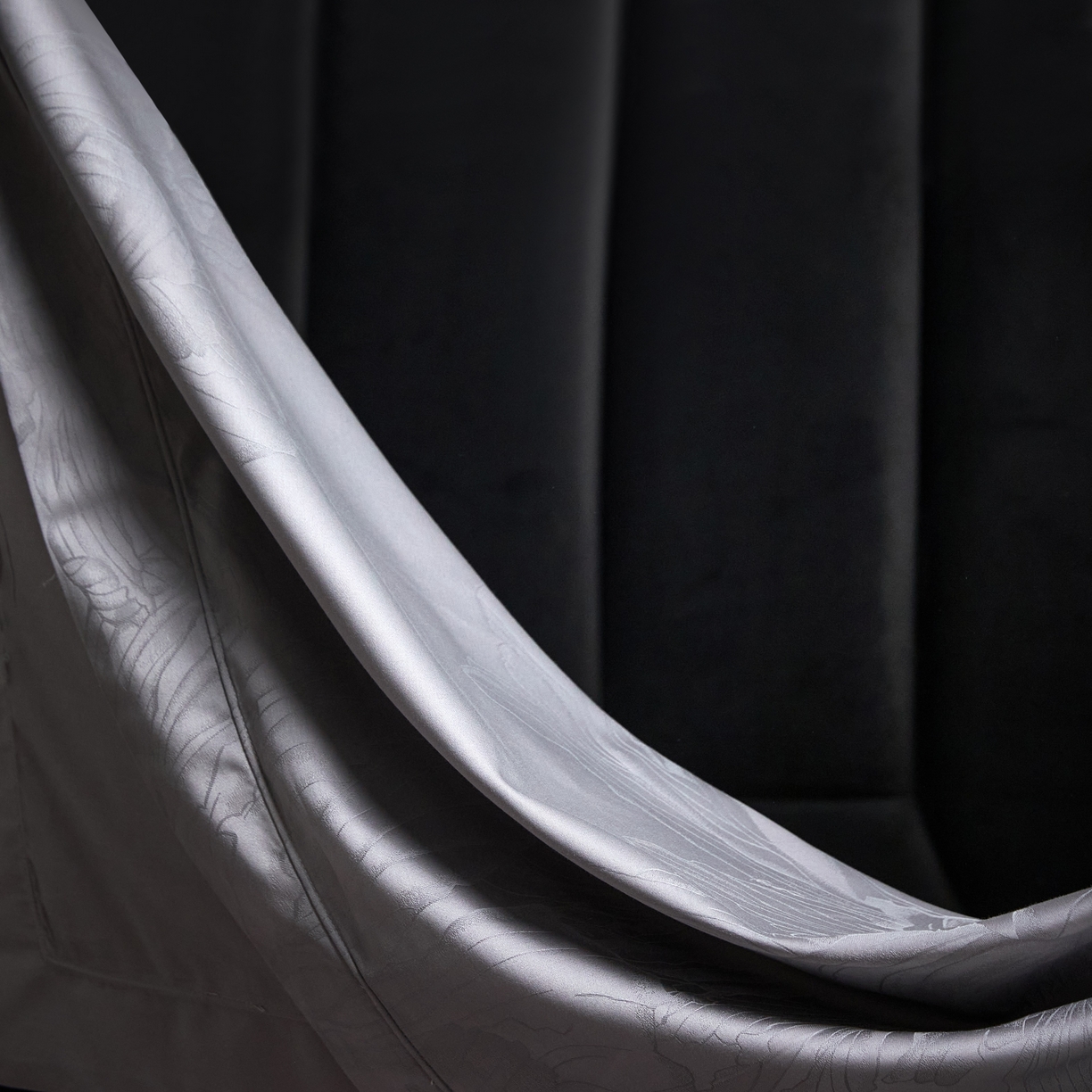 91家纺网 家纺一手货源 找家纺 榻尚家居 2026新款埋绳提花系列全棉纯棉贡缎提花四件套 欧若拉-高级灰