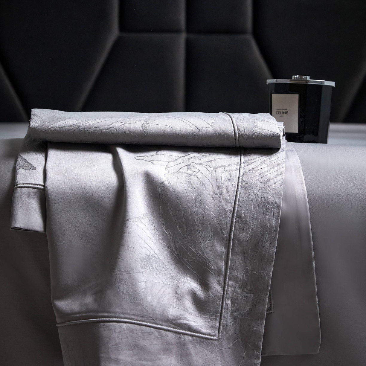 91家纺网 家纺一手货源 找家纺 榻尚家居 2026新款埋绳提花系列全棉纯棉贡缎提花四件套 欧若拉-高级灰