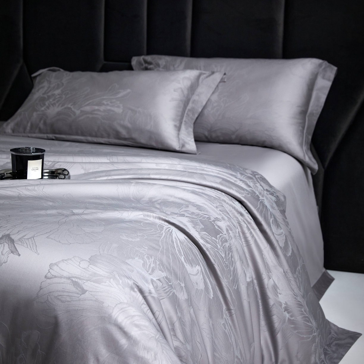 91家纺网 家纺一手货源 找家纺 榻尚家居 2026新款埋绳提花系列全棉纯棉贡缎提花四件套 欧若拉-高级灰