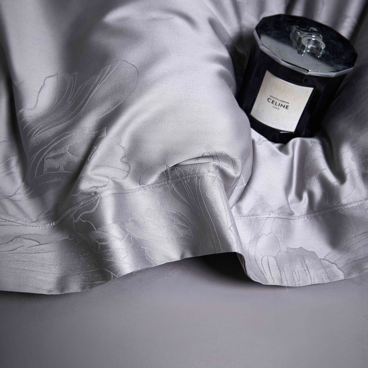 91家纺网 家纺一手货源 找家纺 榻尚家居 2026新款埋绳提花系列全棉纯棉贡缎提花四件套 欧若拉-高级灰