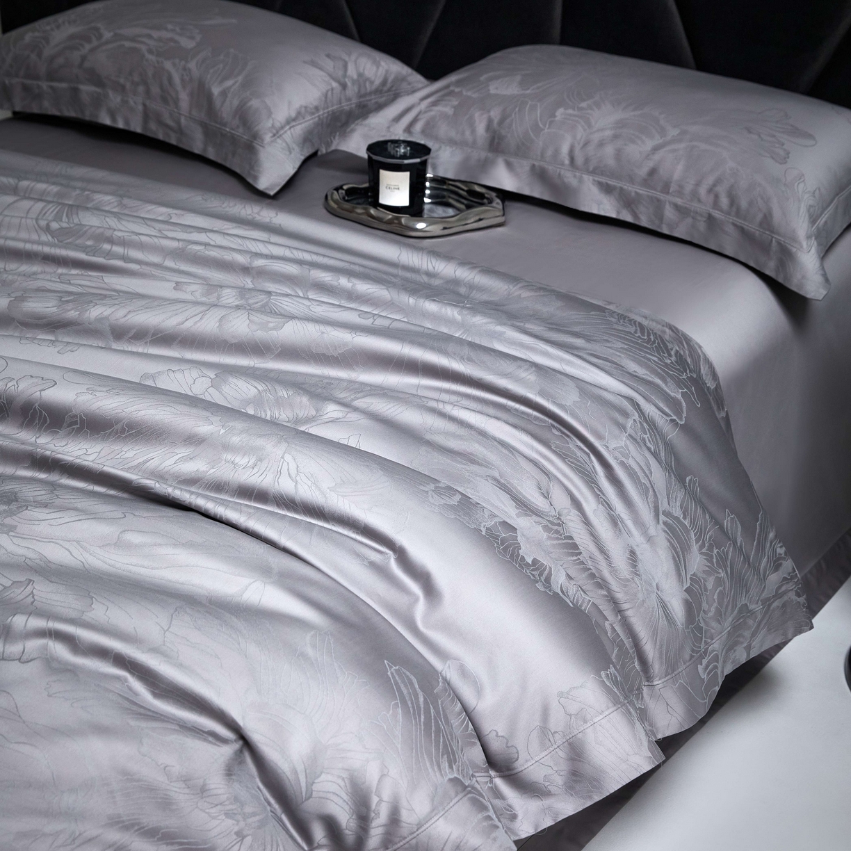 91家纺网 家纺一手货源 找家纺 榻尚家居 2026新款埋绳提花系列全棉纯棉贡缎提花四件套 欧若拉-高级灰