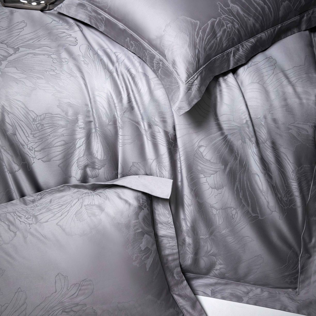 91家纺网 家纺一手货源 找家纺 榻尚家居 2026新款埋绳提花系列全棉纯棉贡缎提花四件套 欧若拉-高级灰