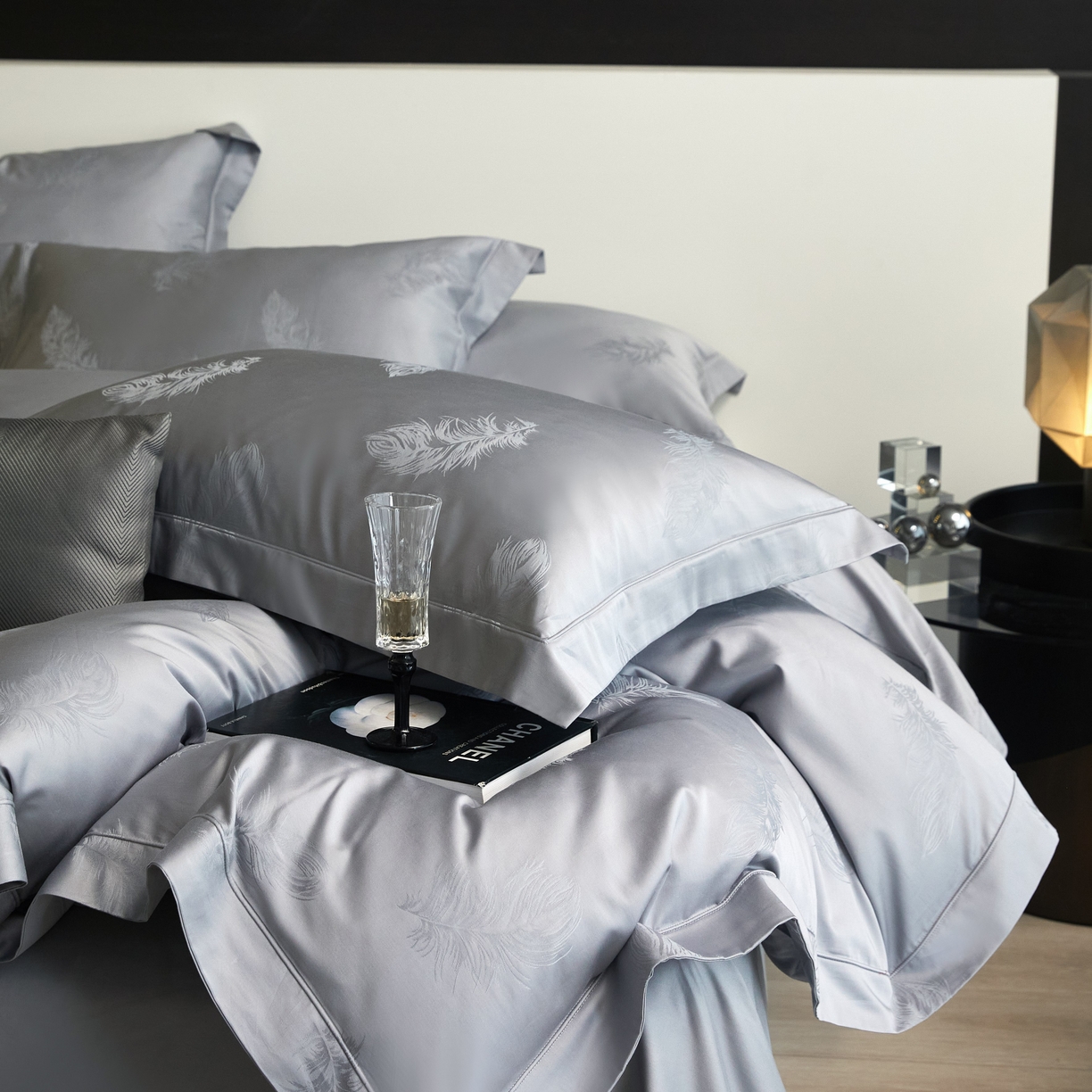 91家纺网 家纺一手货源 找家纺 榻尚家居 2026新款埋绳提花系列全棉纯棉贡缎提花四件套 飘羽（高级灰）