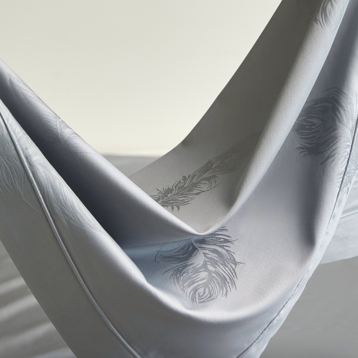 91家纺网 家纺一手货源 找家纺 榻尚家居 2026新款埋绳提花系列全棉纯棉贡缎提花四件套 飘羽（高级灰）