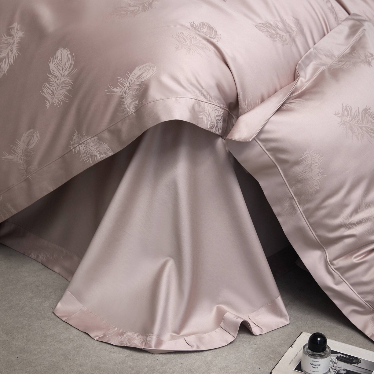 91家纺网 家纺一手货源 找家纺 榻尚家居 2026新款埋绳提花系列全棉纯棉贡缎提花四件套 飘羽（红灰）