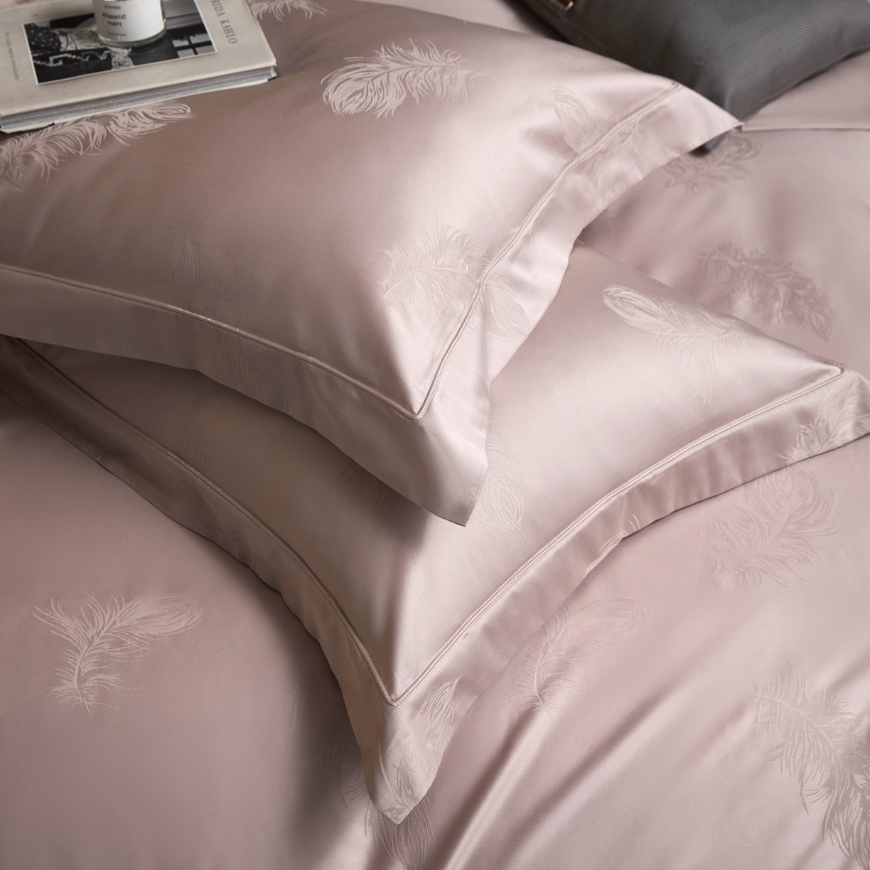 91家纺网 家纺一手货源 找家纺 榻尚家居 2026新款埋绳提花系列全棉纯棉贡缎提花四件套 飘羽（红灰）