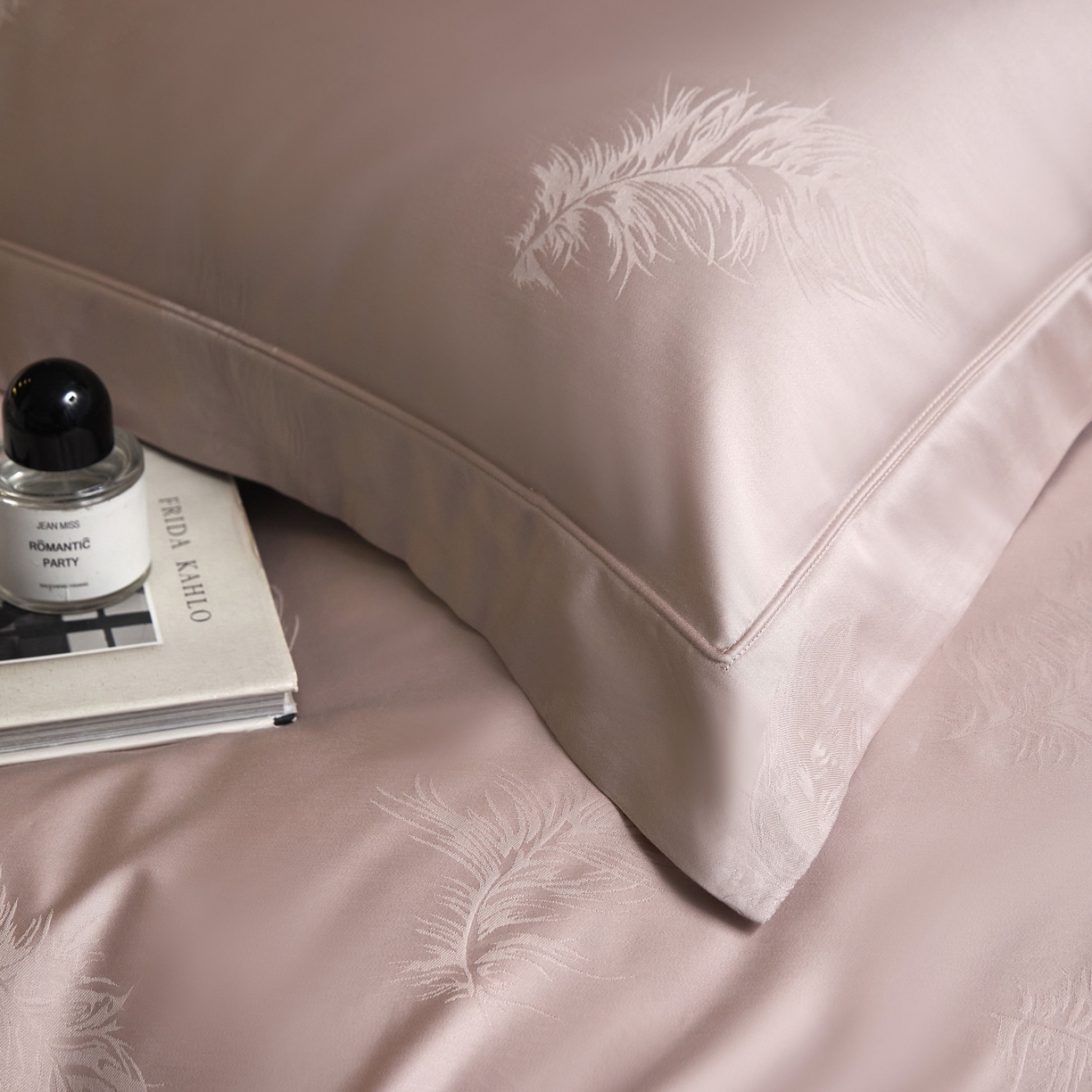 91家纺网 家纺一手货源 找家纺 榻尚家居 2026新款埋绳提花系列全棉纯棉贡缎提花四件套 飘羽（红灰）