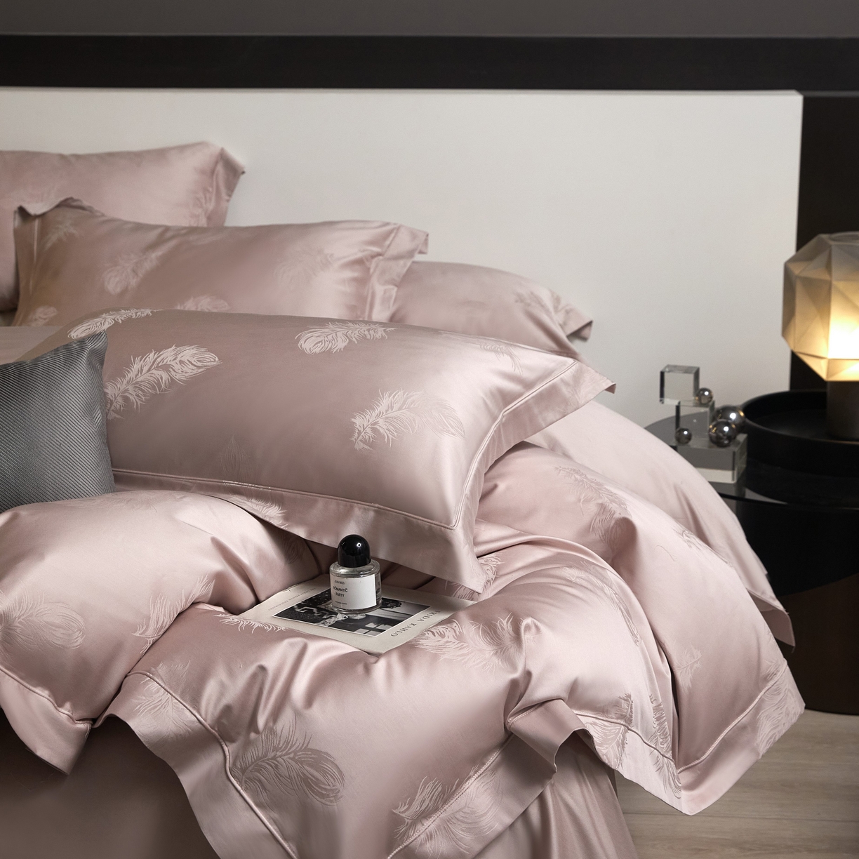 91家纺网 家纺一手货源 找家纺 榻尚家居 2026新款埋绳提花系列全棉纯棉贡缎提花四件套 飘羽（红灰）