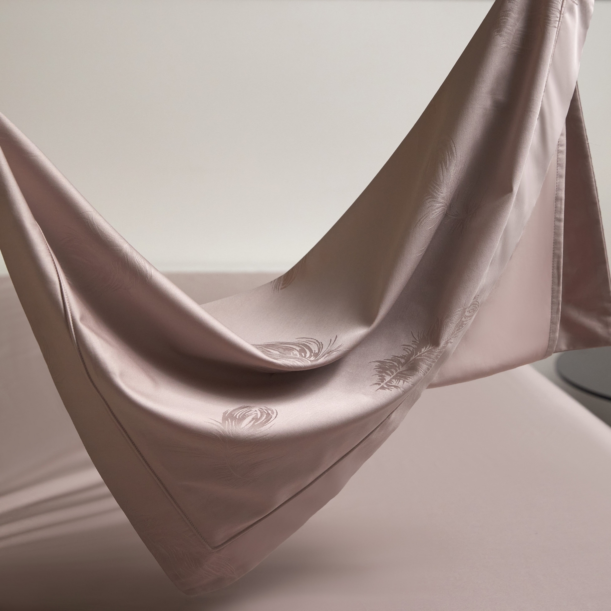 91家纺网 家纺一手货源 找家纺 榻尚家居 2026新款埋绳提花系列全棉纯棉贡缎提花四件套 飘羽（红灰）