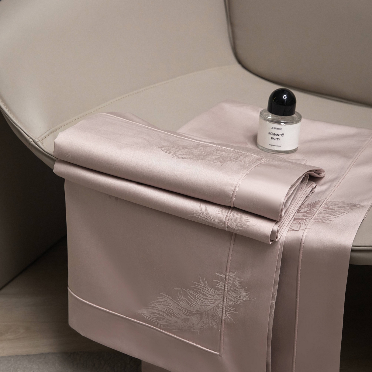 91家纺网 家纺一手货源 找家纺 榻尚家居 2026新款埋绳提花系列全棉纯棉贡缎提花四件套 飘羽（红灰）