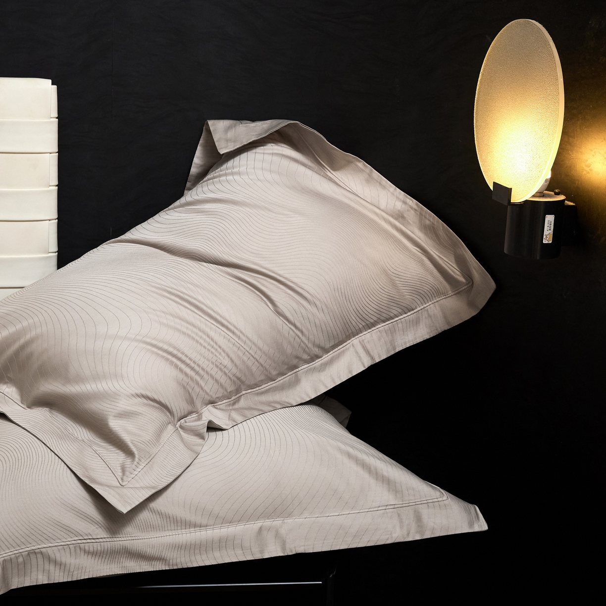 91家纺网 家纺一手货源 找家纺 榻尚家居 2026新款埋绳提花系列全棉纯棉贡缎提花四件套 夜光曲（香槟色）