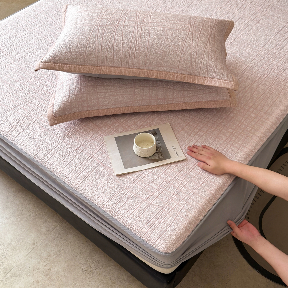 91家纺网 家纺一手货源 找家纺 慕木家纺 2026新款简约复合三明治冰豆豆席子凉席罗马曲线(提供买家秀)-床笠款 罗马曲线-粉