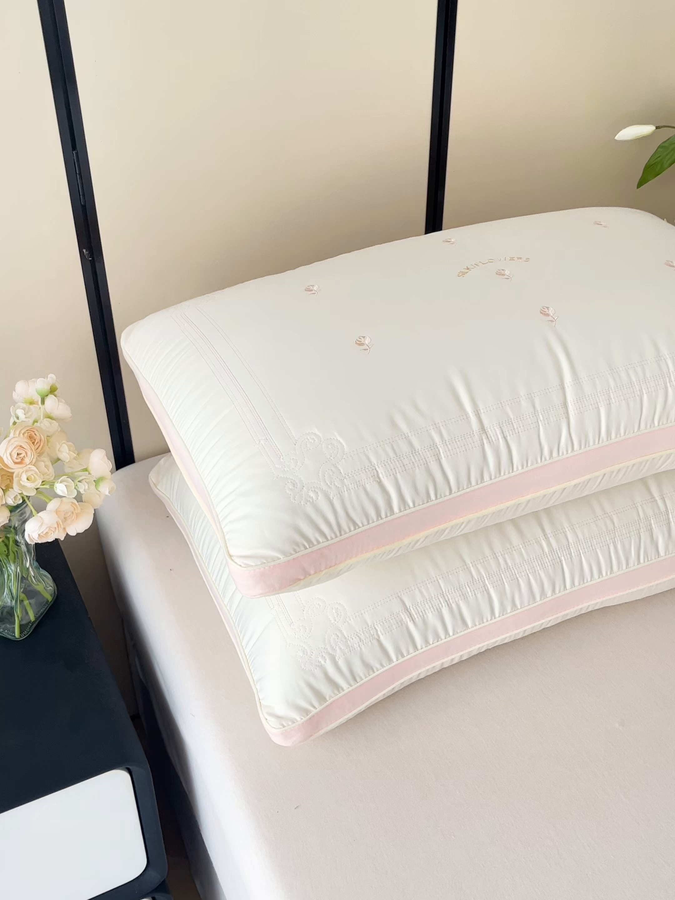 91家纺网 家纺一手货源 找家纺 （总）梦叶草 2026新款七朵玫瑰亲肤护颈枕芯助睡眠枕头