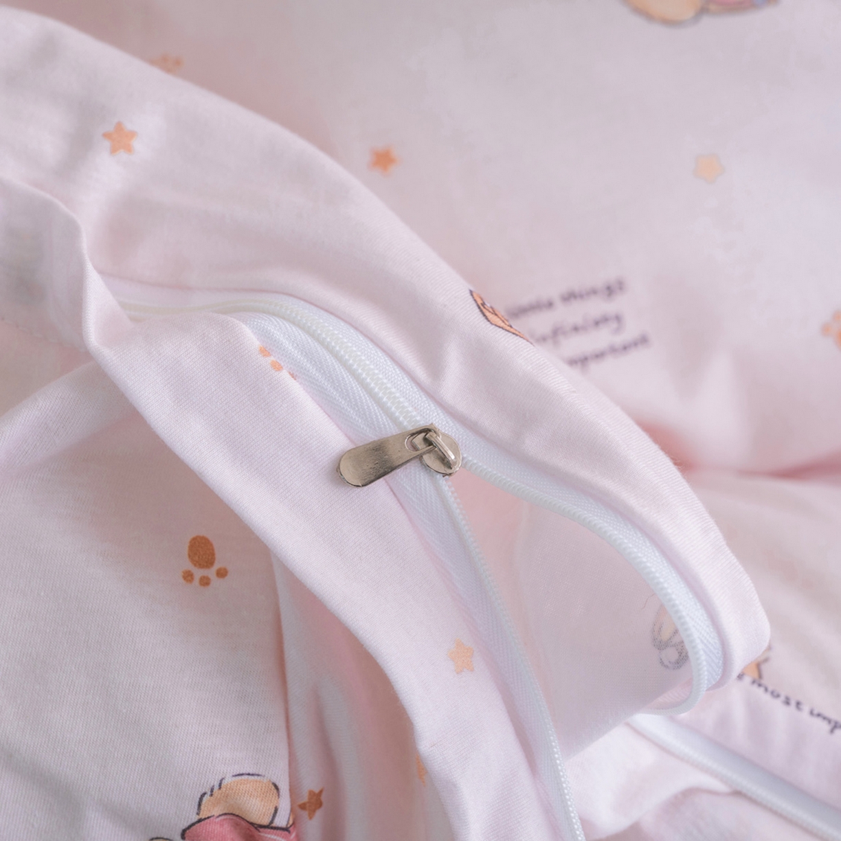 91家纺网 家纺一手货源 找家纺 梦可莱家居 2026新款全棉纯棉针织棉印花可爱卡通系列四件套 蛋糕熊