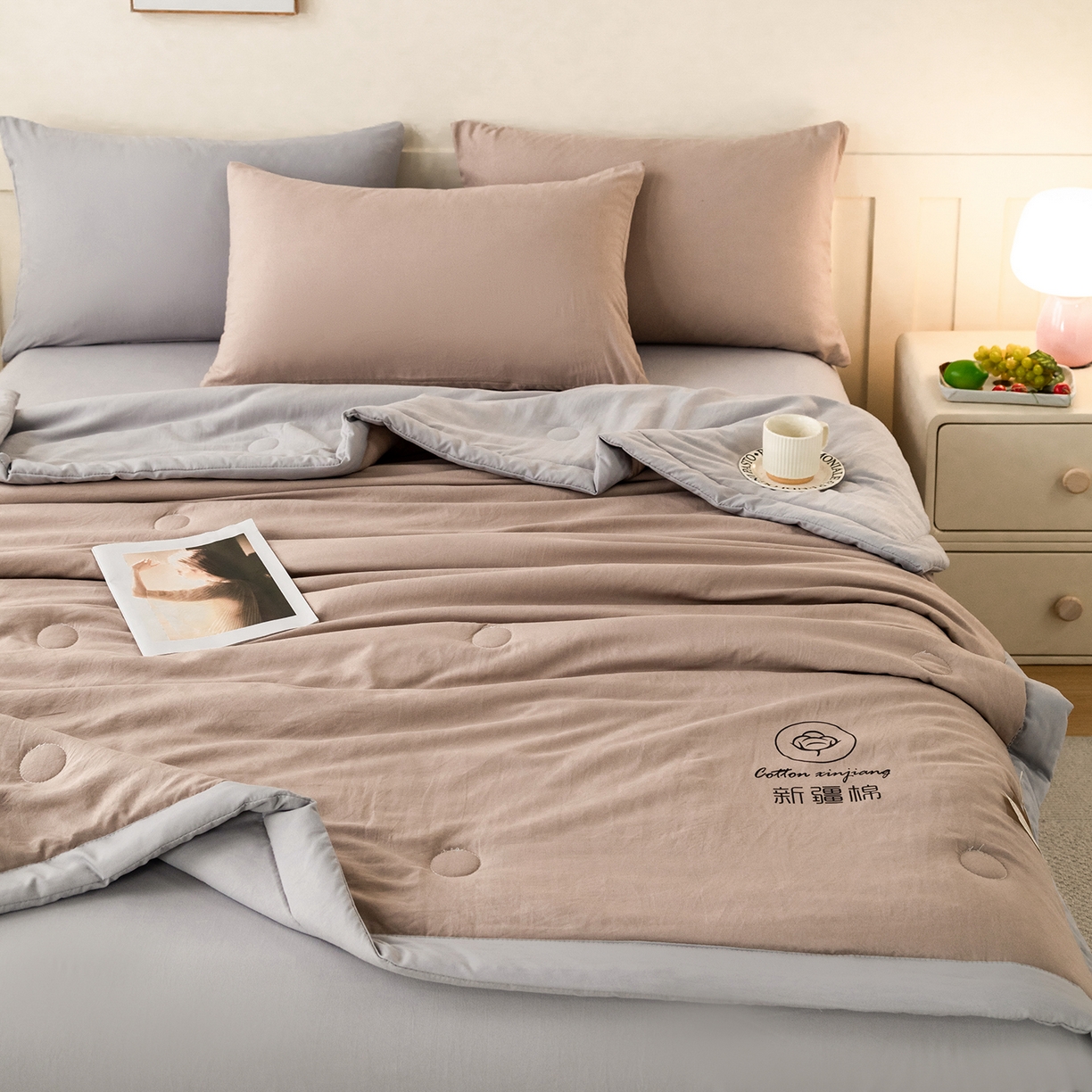 91家纺网 家纺一手货源 找家纺 几禾 2026春夏新款纯色水洗棉双拼夏被新疆棉花被夏凉被空调被被子被芯 双拼-卡其灰