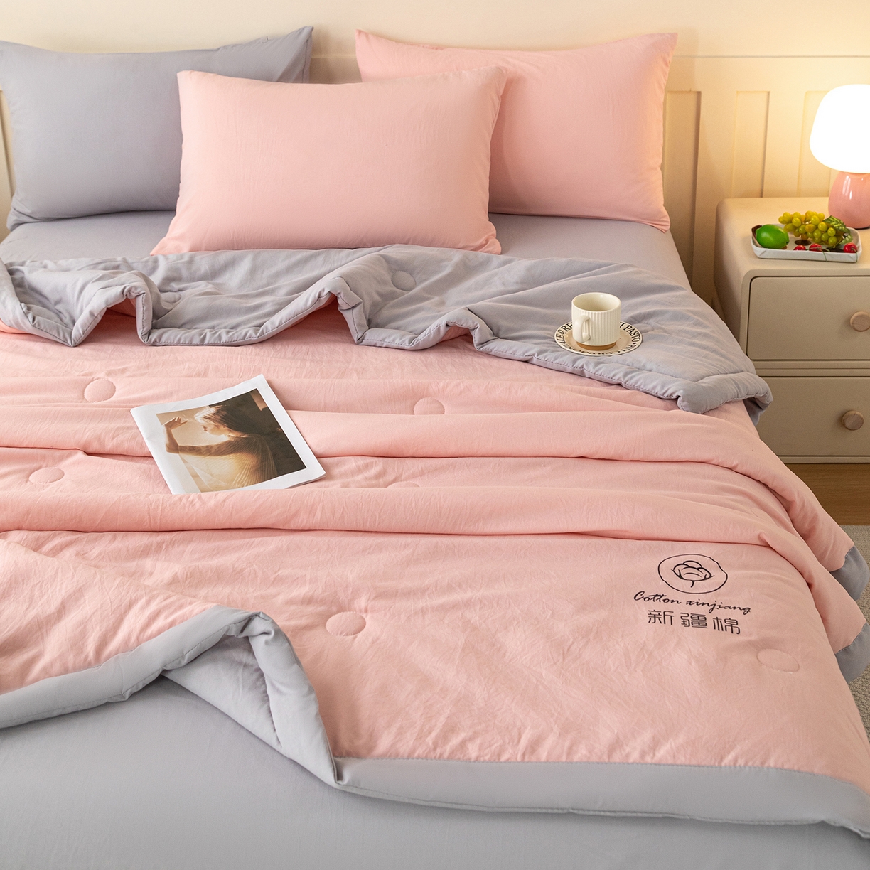 91家纺网 家纺一手货源 找家纺 几禾 2026春夏新款纯色水洗棉双拼夏被新疆棉花被夏凉被空调被被子被芯 双拼-粉灰
