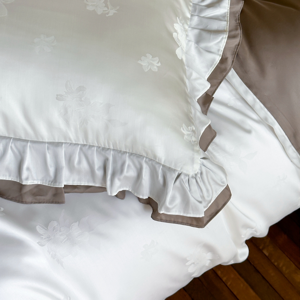 91家纺网 家纺一手货源 找家纺 玉宇阁家居 2026新款60S进口兰精天丝提花四件套-莫莫咖momocha 莫莫咖momocha-榛子酱巧