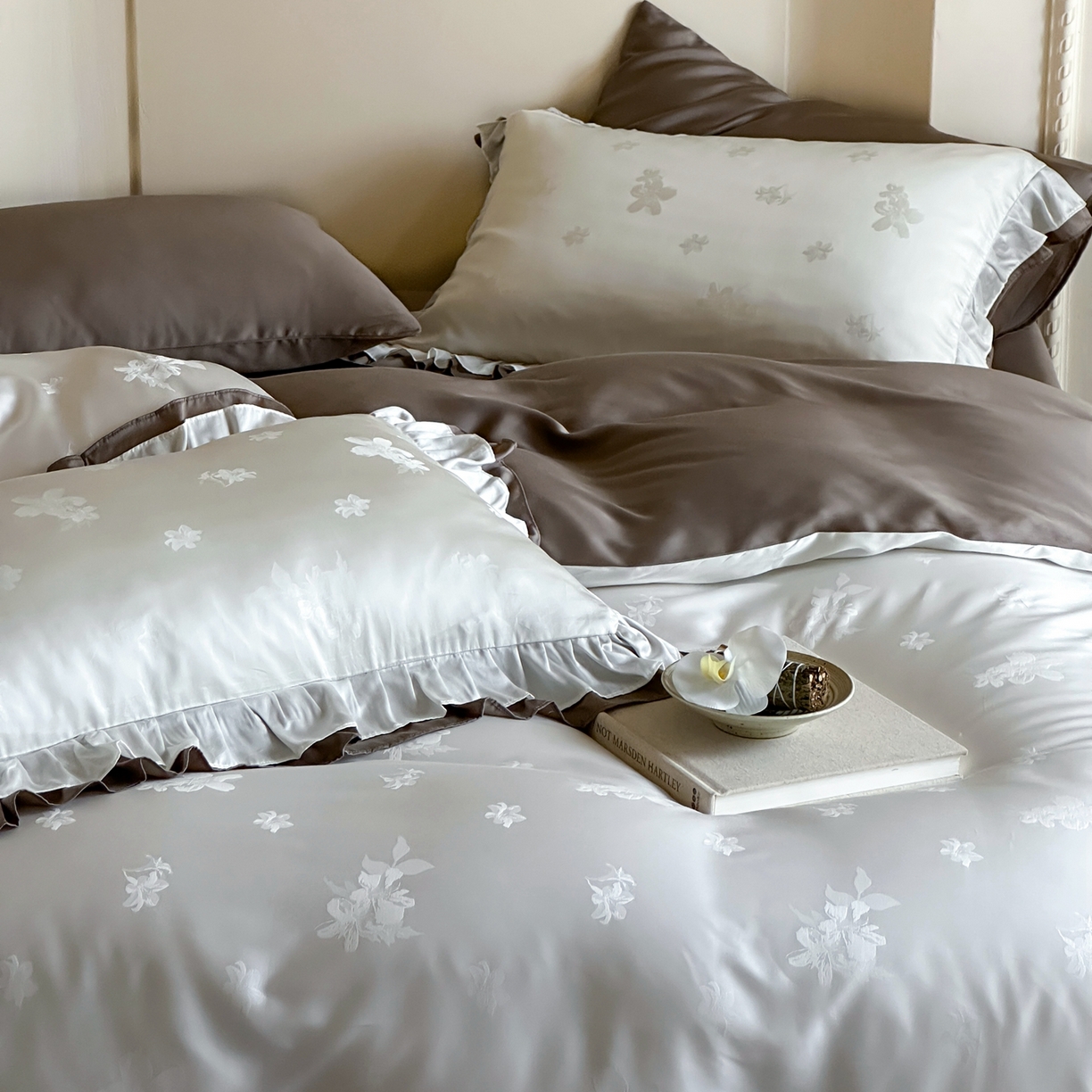 91家纺网 家纺一手货源 找家纺 玉宇阁家居 2026新款60S进口兰精天丝提花四件套-莫莫咖momocha 莫莫咖momocha-榛子酱巧