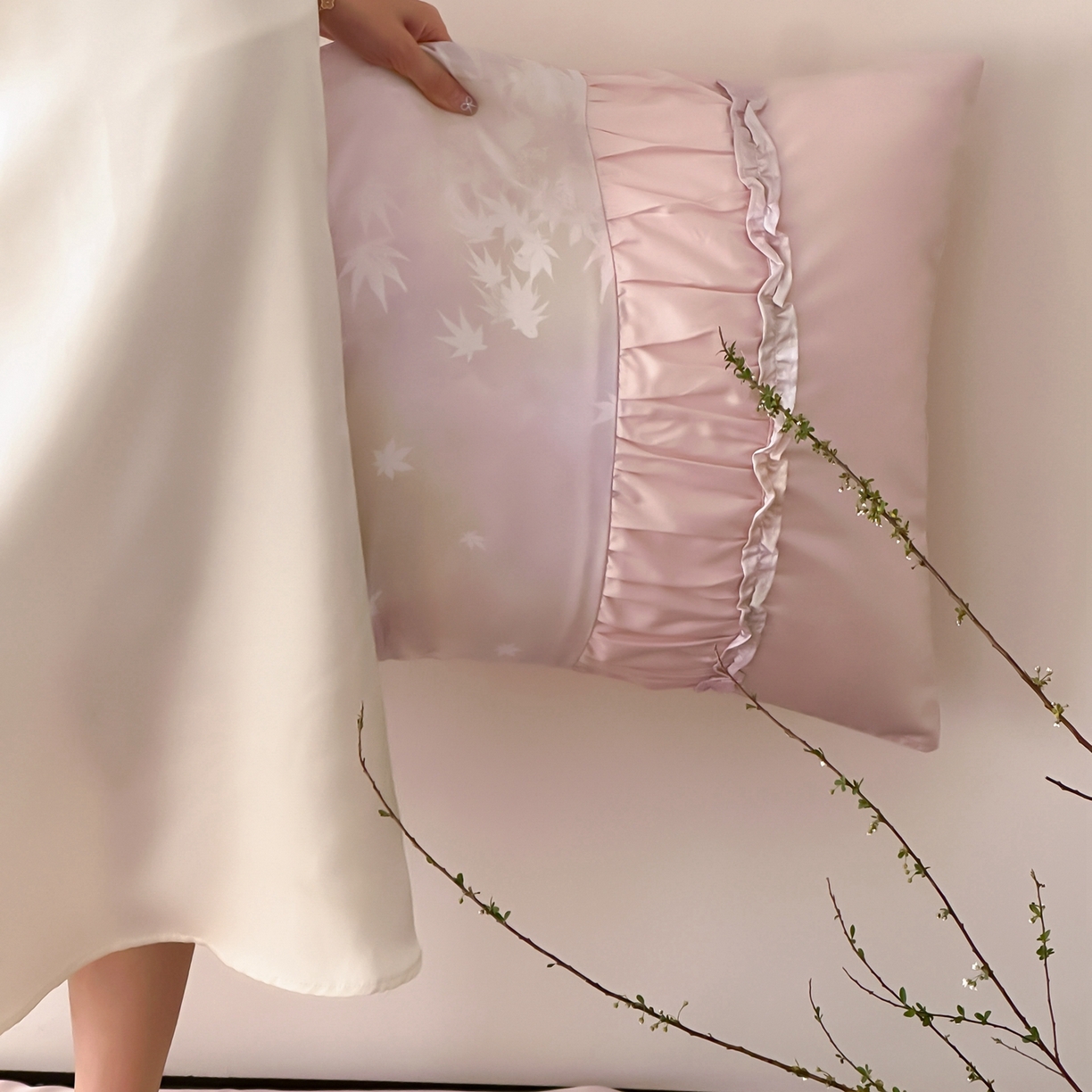 91家纺网 家纺一手货源 找家纺 （总）玉宇阁家居 2026新款兰精天丝印花四件套-薇之白