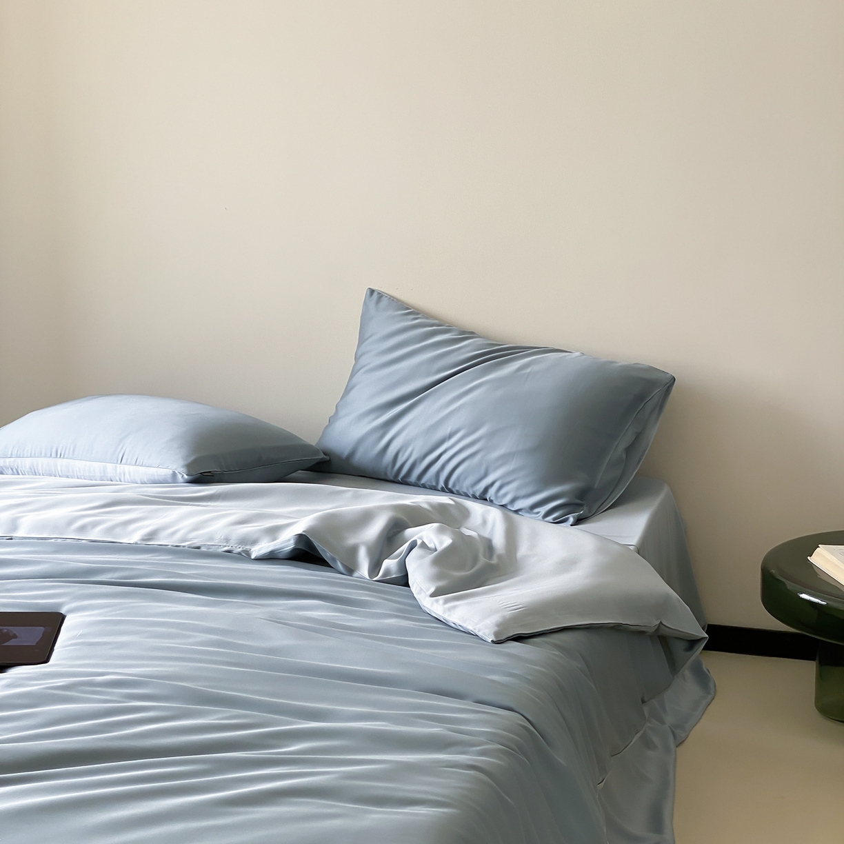 91家纺网 家纺一手货源 找家纺 玉宇阁家居 2026春夏60s兰精天丝拼色四件套 灰蓝色冰川灰