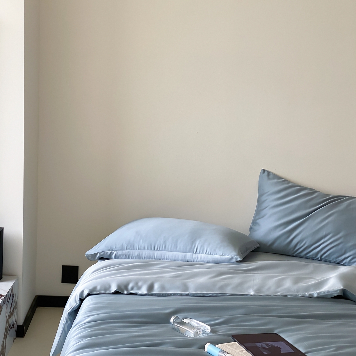 91家纺网 家纺一手货源 找家纺 玉宇阁家居 2026春夏60s兰精天丝拼色四件套 灰蓝色冰川灰